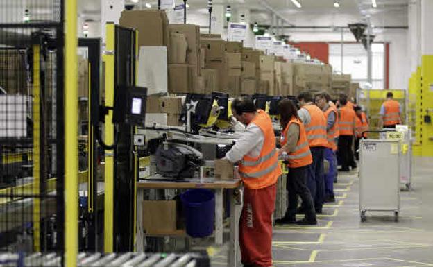 Trabajadores en el centro logístico de Amazon en Briesleng, Alemania. 