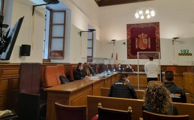 Un acusado, en el banquillo de la Audiencia de Granada, el primer día de juicio. /Pepe Marín