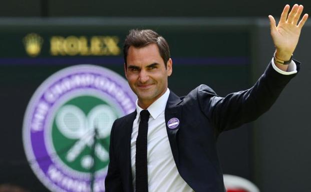 Roger Federer saluda al público de Wimbledon.