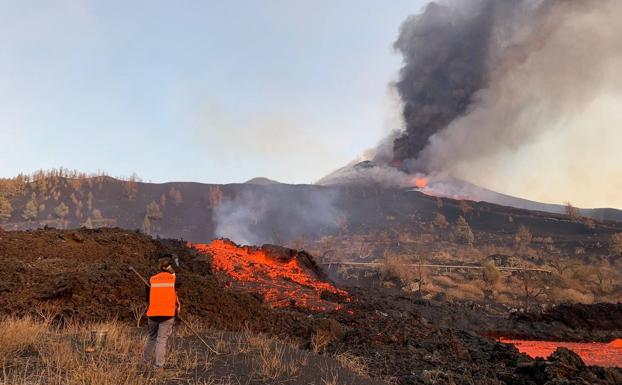 Un técnico de Involcan toma muestras de lava durante la erupción en La Palma. 