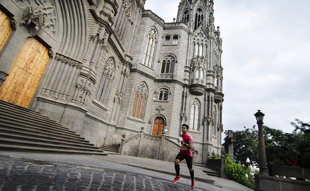 Un atleta pasando por delante de la Catedral de Arucas. /C7