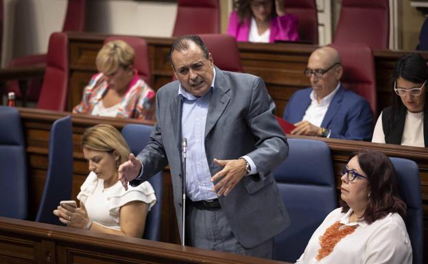 Blas Trijillo, consejero canario de Sanidad, la pasada semana en el Parlamento canario. /EFE
