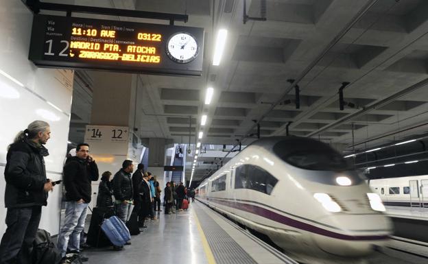 Unos viajeros esperan en la estación de Girona. 