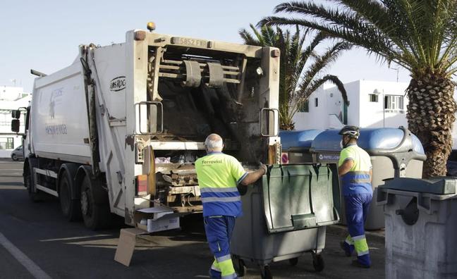 Personal de recogida de residuos domiciliarios en labores en una calle de Caleta de Famara./CARRASCO