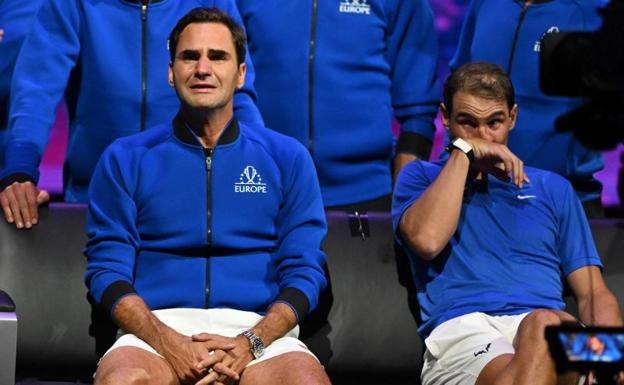 Roger Federer y Rafa Nadal, emocionados tras el último partido del suizo como tenista profesional./ reuters
