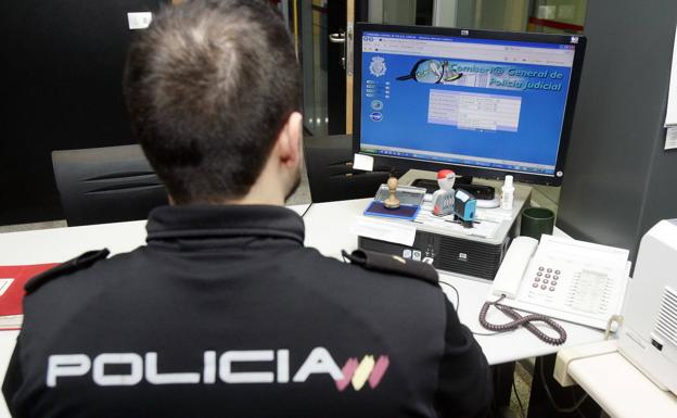 Un agente de la Policía Nacional consulta una base de datos en una comisaría./avelino gómez