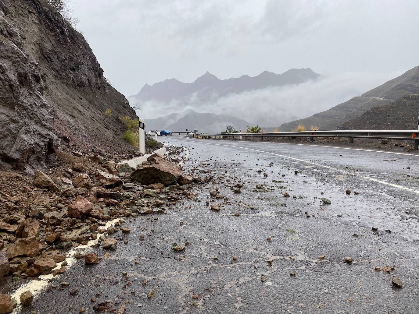 Imagen de la carretera de Los Azulejos, con desprendimientos que dificultan el tráfico. /C7