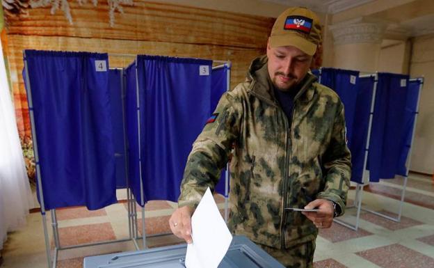 Un militar de la autoproclamada República Popular de Donetsk deposita este martes su voto durante el referéndum para la anexión del territorio a Rusia./Alexander Ermochenko / reuters