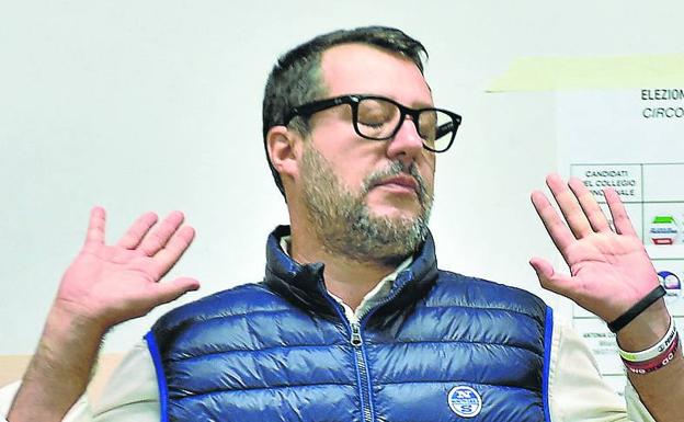 El líder de la Liga, Matteo Salvini, en un colegio electoral de Milán. 