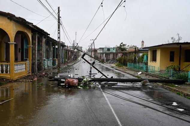 Un poste del tendido eléctrico derribado por las rachas de viento, de hasta 200 kilómetros por hora, provocadas por el huracán Ian a su paso por Cuba. La imagen está tomada en Consolación del Sur, en el extremo occidental de la isla, cerca de Pinar del Río, la zona más afectada del país.