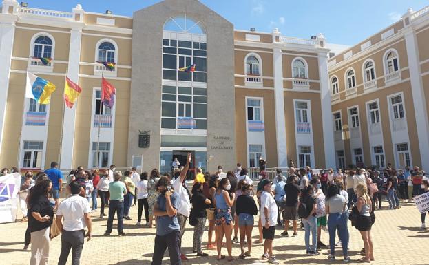 Concentración de profesionales de Adislan a las puertas del Cabildo, meses atrás. 