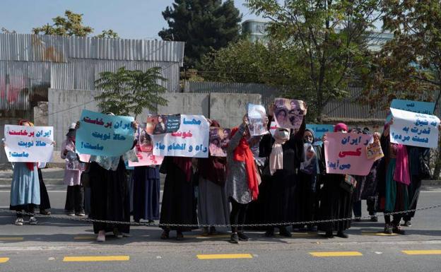 Protesta de mujeres afganas frente a la embajada de Irán en Kabul, antes de ser dispersada por los talibanes./Wakil KOHSAR / AFP