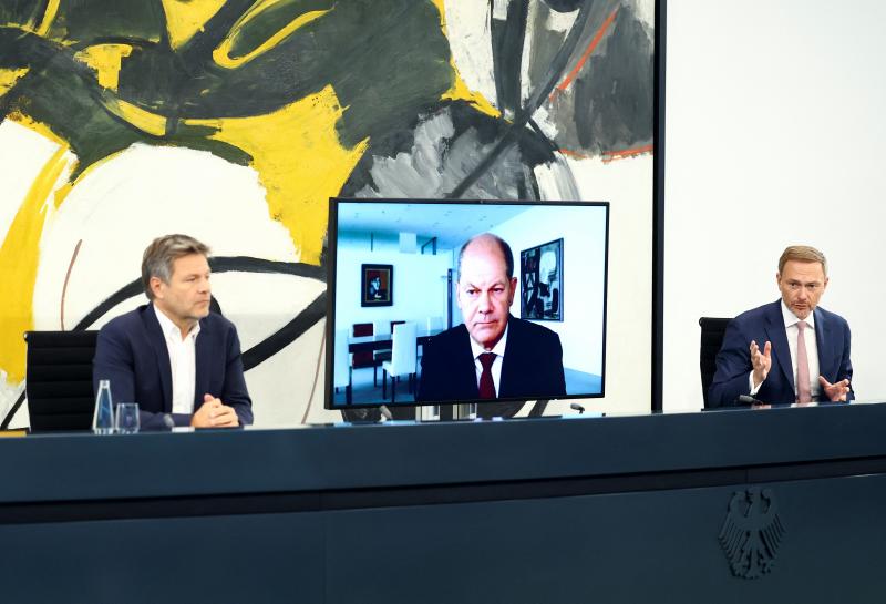 Olaf Scholz, aislado por el coronavirus, acompaña por videoconferencia al ministro de Economía, Robert Habeck, y el de Finanzas, Christian Lindner