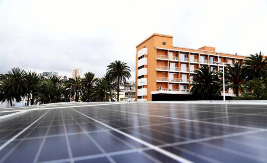 Paneles solares en el aparcamiento de las oficinsa municipales. /Arcadio Suárez