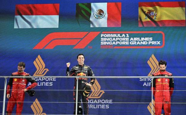 Sergio Pérez, entre Charles Leclerc y Carlos Sainz, en el podio del GP de Singapur. 