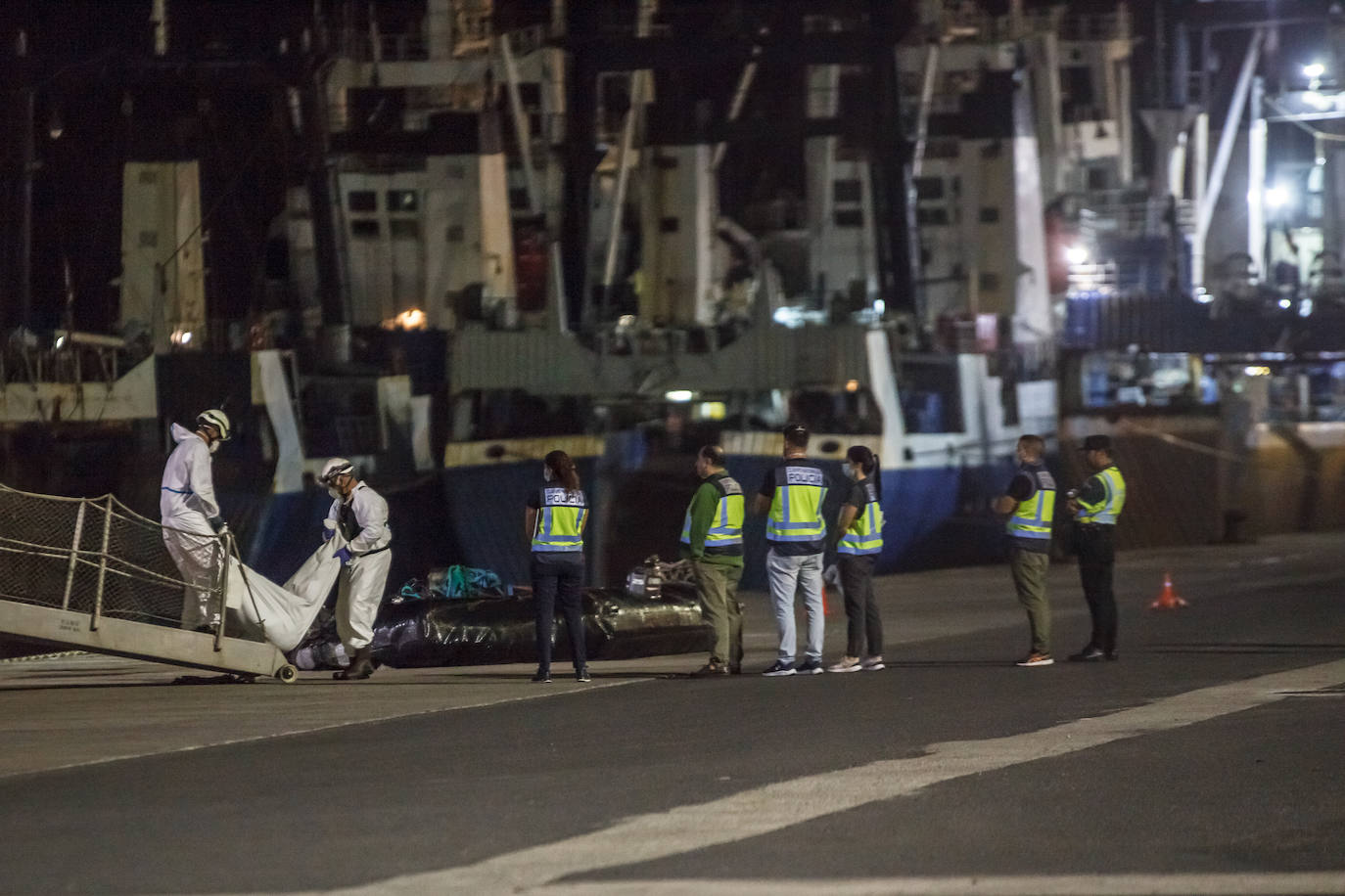 Imagen del momento en el que el buque de Salvamento Marítimo traslada al puerto de Las Palmas de Gran Canaria los cuatro cadáveres.