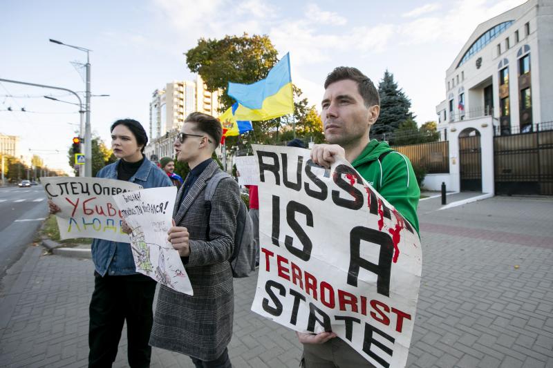 Protesta en contra de la invasión celebrada este domingo en Moldavia frente a la Embajada de Rusia /EFE