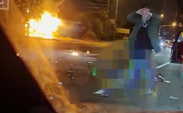 Alexánder Dúguin se lleva las manos a la cabeza al ver en llamas el vehículo en el que murió su hija el pasado agosto. /e.c.