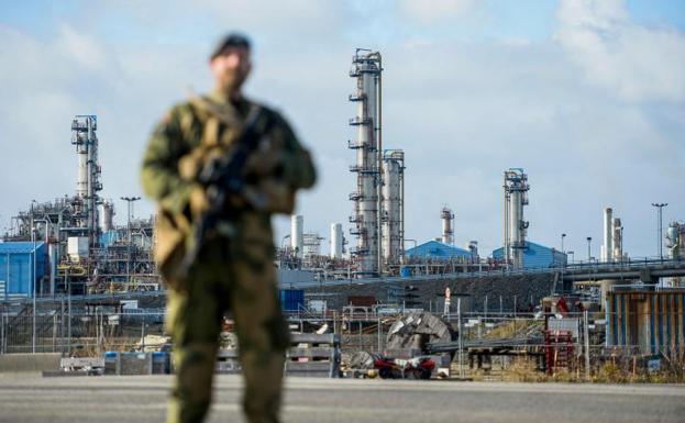 Un militar hace guardia en las instalaciones del Nord Stream. /AFP