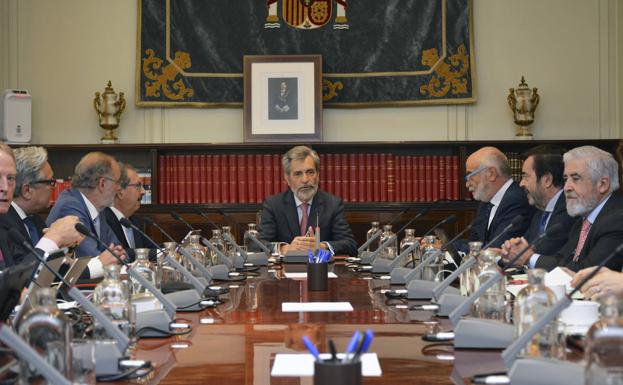 Último pleno del Consejo General del Poder Judicial (CGPJ), presidido por Carlos Lesmes./efe