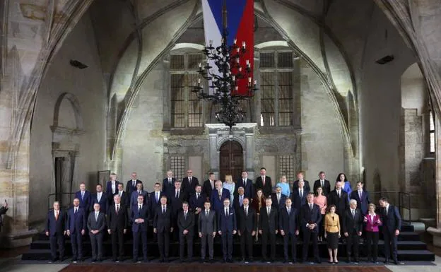 Foto de familia de los 43 líderes reunidos este jueves en Praga./MARTIN DIVISEK / EFE