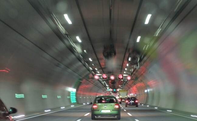 Pautas de la DGT para conducir cuando te adentras en un túnel