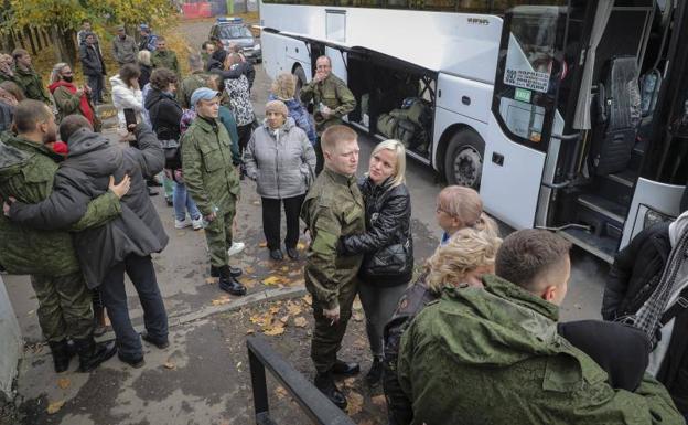 Ciudadanos rusos movilizados para ir a la guerra se despiden de sus seres queridos en una oficina de reclutamiento, este viernes en Moscú.
