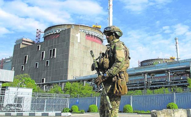 Un soldado ruso patrulla los alrededores de la central nuclear de Zaporiyia. 
