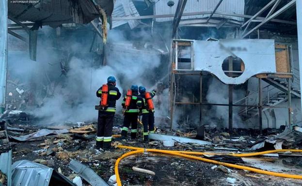 Bomberos extinguen un incendio en Zaporiyia, después de un ataque con misiles llevado a cabo este martes.