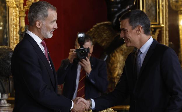 Pedro Sánchez saluda al Rey durante la recepción en el Palacio Real por el 12 de octubre. 