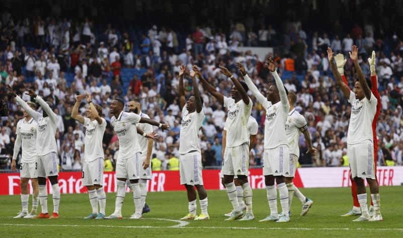 Los jugadores del Real Madrid celebra su victoria en el clásico disputado en el Santiago Bernabéu.
