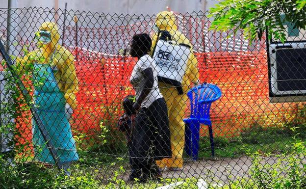 Una mujer y su hijo en un punto de vacunación contra el ébola en Bwera, Uganda, en 2019./James Akena / REUTERS