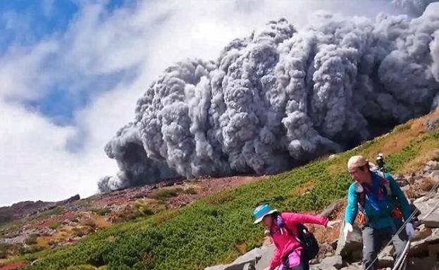 Excursionistas japoneses huyendo de los flujos de ceniza generados por la erupción freática del volcán Ontake (Japón) en el 2014. 