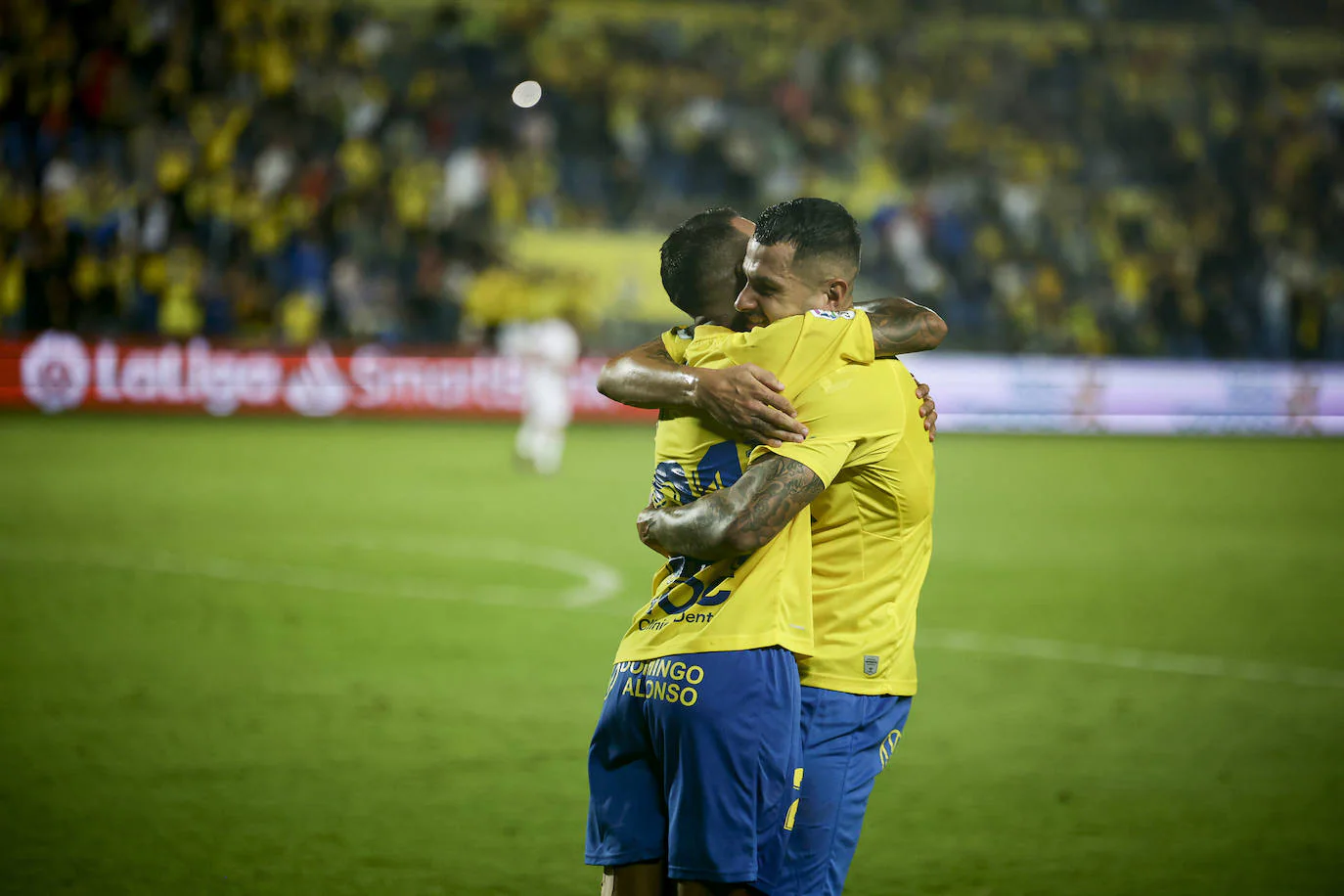 Viera y Vitolo se funden en un abrazo tras el gol al Cartagena. /cober
