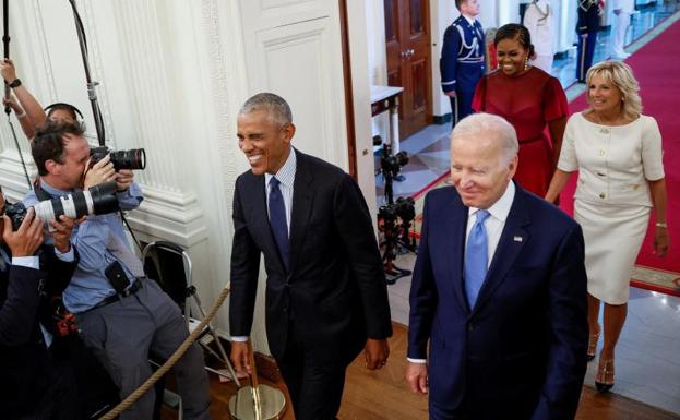 El expresidente Barack Obama y su mujer, Michelle, acompañan al actual mandatario Joe Biden y la primera dama, Jill, en la Casa Blanca. /Reuters