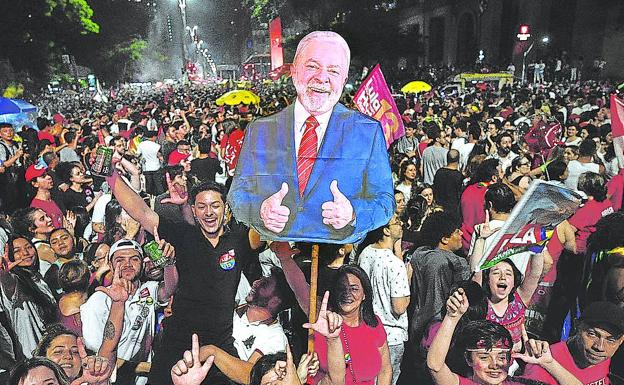 Simpatizantes de Lula festejaban el domingo el resultado electoral en la capital, Brasilia./ AFP