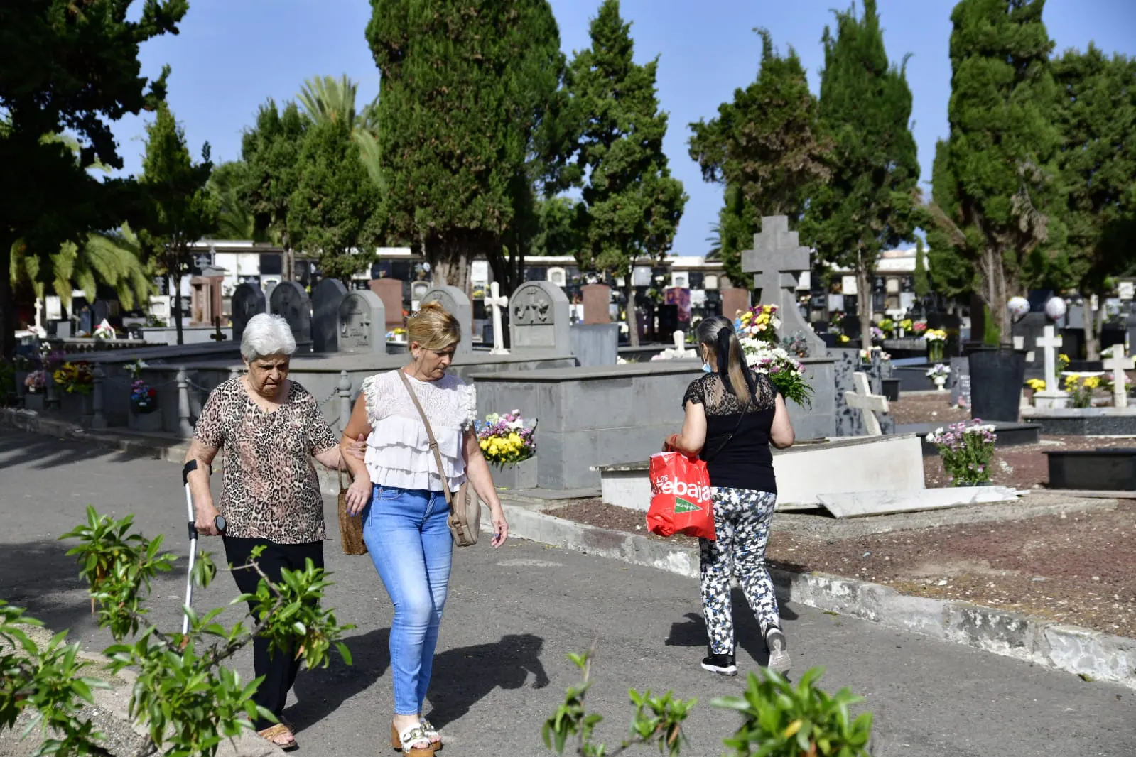 Múltiples visitas al cementerio de San Lázaro por el Día de Todos los Santos