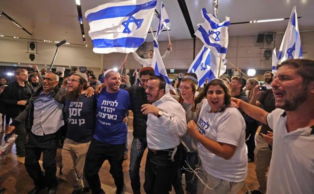 Ultranacionalistas judíos celebran el triunfo electoral del bloque liderado por Netanyahu. /AFP