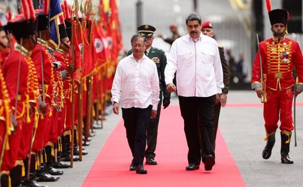 Gustavo Petro (izquierda) y Nicolás Maduro, este martes en Caracas.