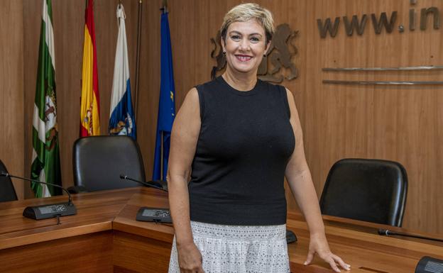 La alcaldesa de Ingenio Ana Hernández, en el Salón de Plenos. /Arcadio suárez
