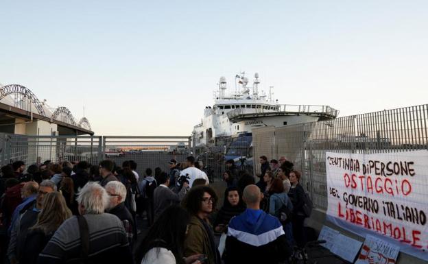 Un grupo de personas se manifiesta a favor de los migrantes, frente al 'Geo Barents', atracado en el puerto de Catania. 
