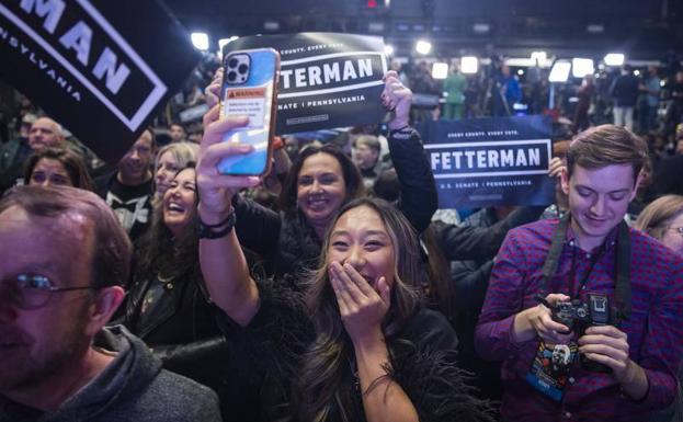 Simpatizantes del demócrata John Fetterman celebran sus resultados./AFP
