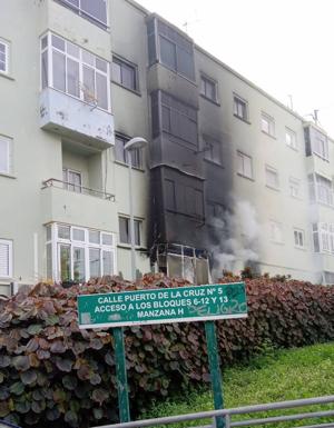 Imagen del incendio en el bloque de viviendas. 