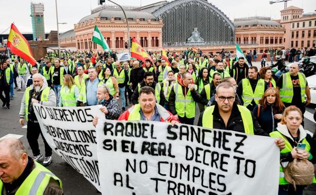Varias personas participan en la manifestación de transportistas en Atocha./EP