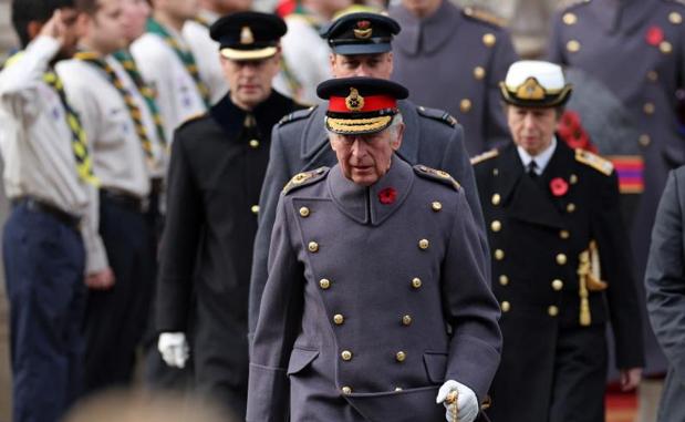 El rey Carlos III, seguido por sus hermanos en una ceremonia en Londres. /REUTERS