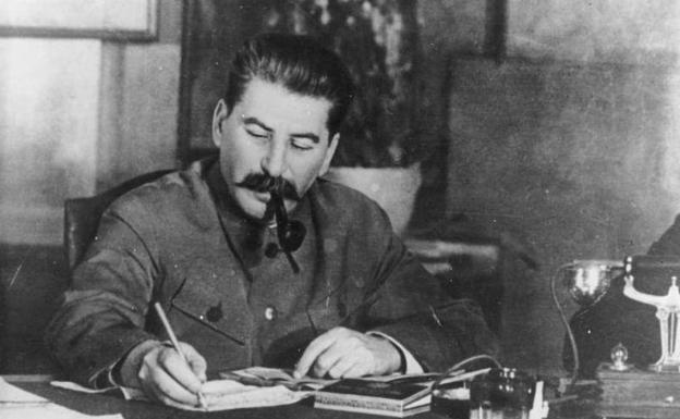 Iósif Stalin trabaja en su escritorio en 1939. /r. c.