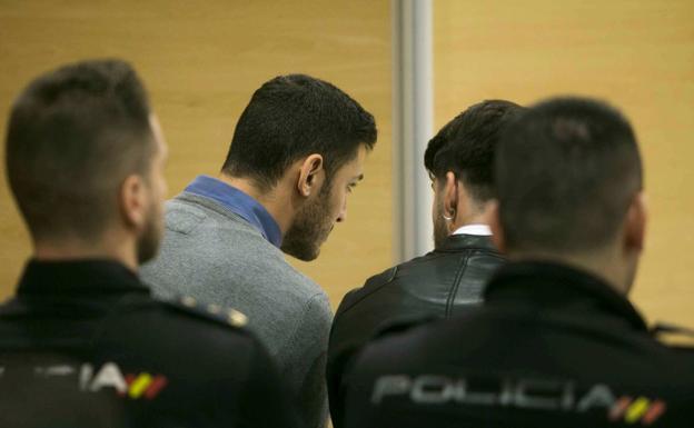 Dos de los cuatro miembros de La Manada, Alfonso Jesús Cabezuelo y José Ángel Prenda, en el juicio. 