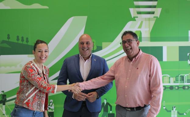 La consejera de Turismo, Jessica de León, con el presidente Sergio Lloret y el representante de Binter en Fuerteventura. /C7