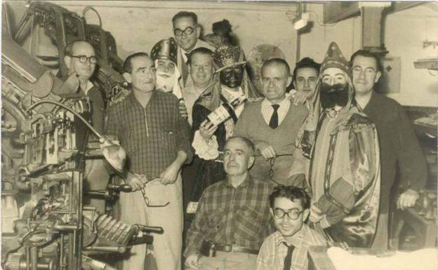 En la imagen, mi abuelo Alfonso, en la fila superior con corbata) </p><p> Telegrama del Rif. A la izquierda, la linotipia que le causó la muerte. /