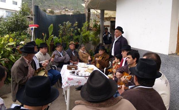 Imagen de archivo del Rancho de Ánimas de Valsequillo actuando en una vivienda. /C7